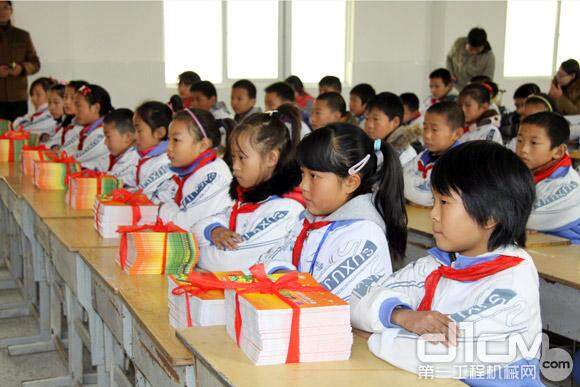 11月21日，徐工集团联合市妇联举办生命之光——《小学生安全自救手册》捐赠仪式