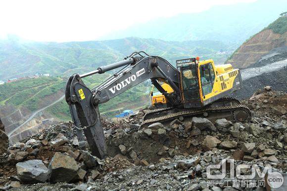 龙蟒集团的沃尔沃建筑设备机器在 攀枝花矿山高效作业