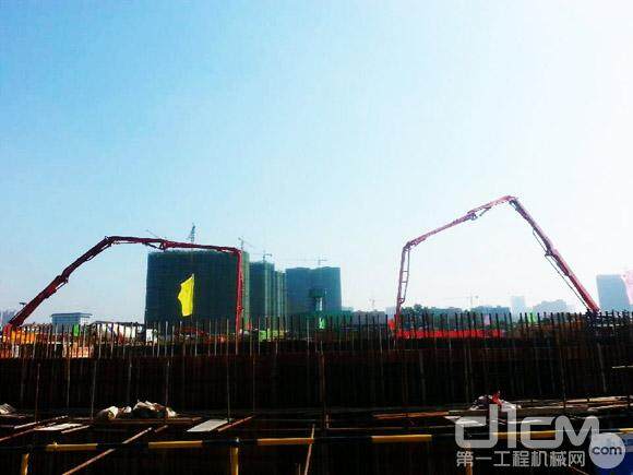 徐工两台52米混凝土泵车助力江城武汉建设