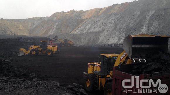 内蒙古3台LW900K露天煤矿施工