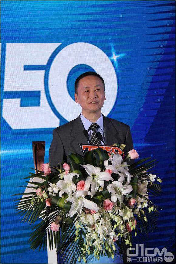 日立建机(上海)有限公司产品支援本部总工程师汪渊在颁奖典礼上发言