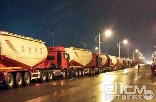 中集凌宇100台40方粉粒物料运输车发车