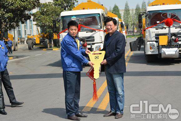 徐州市公路处采购徐工养护设备批量发车仪式举行