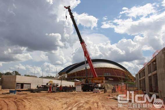 三一75吨的STC75起重机在Cuiaba市的Pantanal球场金属结构预装中施工。工程从2010年开始，并在2013年完工。