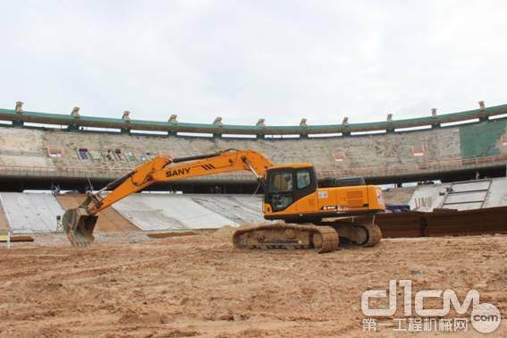 三一23吨的SY230挖掘机是最早进入Fortaleza市Castelao旧球场施工的设备之一。Fortaleza是第一个宣布完工的世界杯举办城市。
