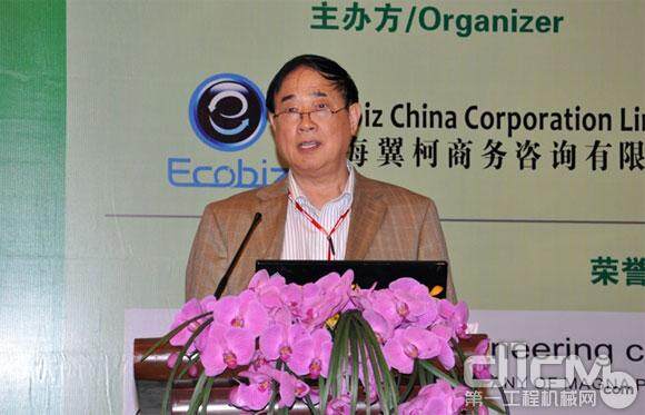 中国工程机械学会挖掘机分会秘书长陈正利发表演说