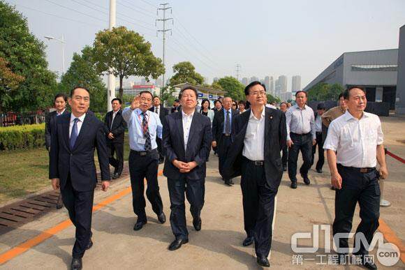 曹健林副部长（前排右三）在李友志副省长（前排右二）、詹纯新董事长陪同下参观