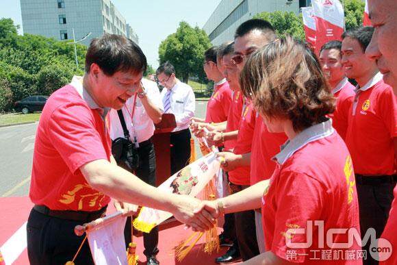 俞宏福董事长向代理商颁发任务状