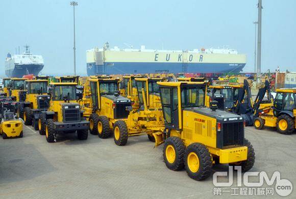 山推第二批古巴农业项目设备在天津港发运