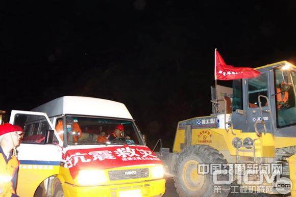 8月3日晚，6台徐工装载机在道路施工，其中4台在某道路塌方处抢修，2台在鲁甸县城救援