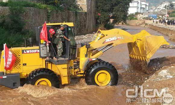 徐工装载机在鲁甸参与救援，疏通河道，防止暴雨引发洪水泥石流