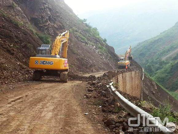 徐工援助灾区的挖掘机在鲁甸疏通塌方道路