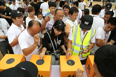 观众们正在押宝，为自己心目中的盟主投票助威