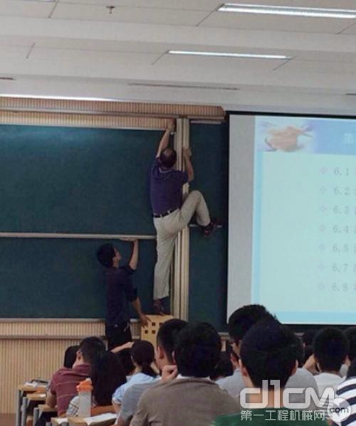 黑板坏了 老师爬上黑板墙修理 学生惊呆了