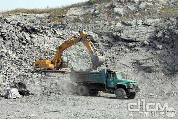 柳工922D挖掘机在装载石料作业