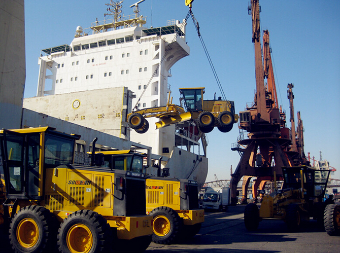 山推古巴农业部项目出口设备在天津港发运
