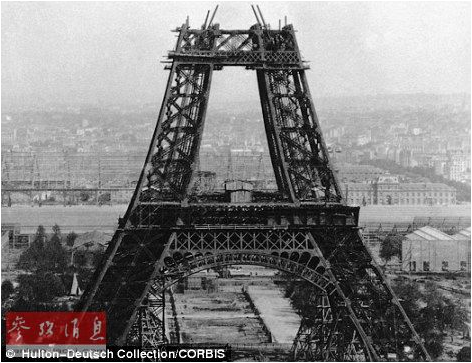1889年3月31日，埃菲尔铁塔正式建成，并且保持了长达40年的世界最高的人造建筑纪录。
