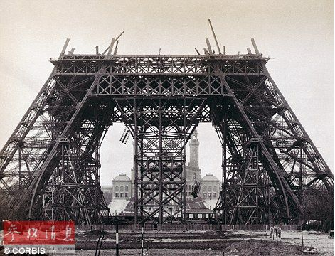 1889年3月31日，埃菲尔铁塔正式建成，并且保持了长达40年的世界最高的人造建筑纪录。