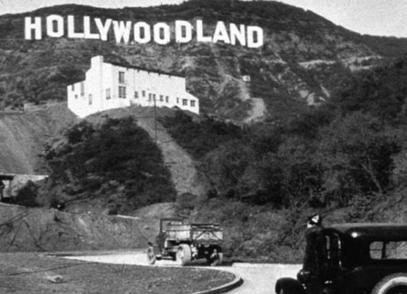许多人都知道洛杉矶著名的好莱坞标志是Hollywood