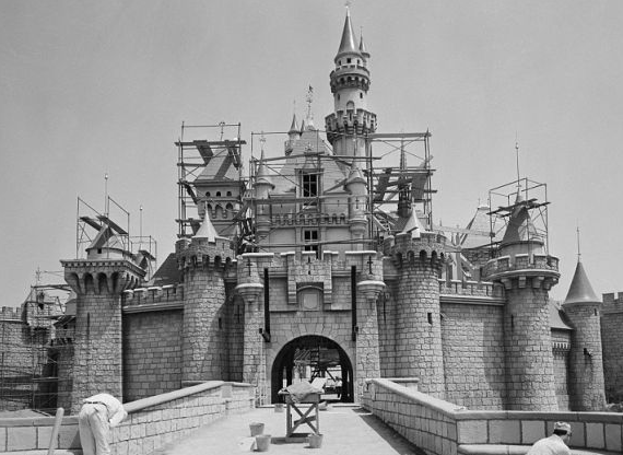 图为美国加州迪斯尼乐园睡美人城堡建设中期。