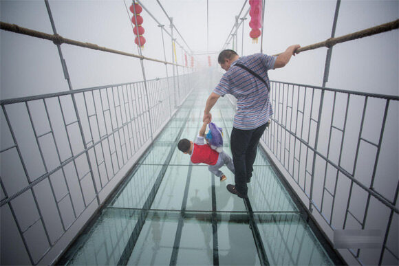湖南首座悬空玻璃桥建成 游客仿佛云中漫步