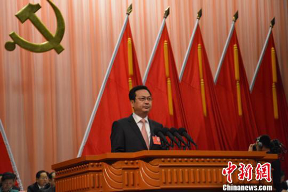 张国华代表中共徐州市第十一届委员会向大会作报告