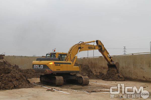 工中国好司机选手驾驶临工E6225F挖掘机开