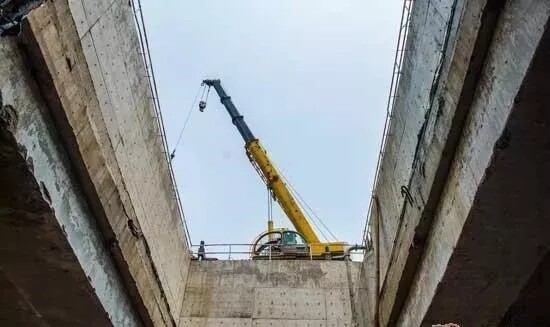 深圳地铁建设吊装施工