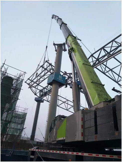△中联重科4.0起重机正在吊装钢结构。（图片来源于央视纪录片《中国建设者》）