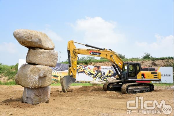 挖掘机叠巨石