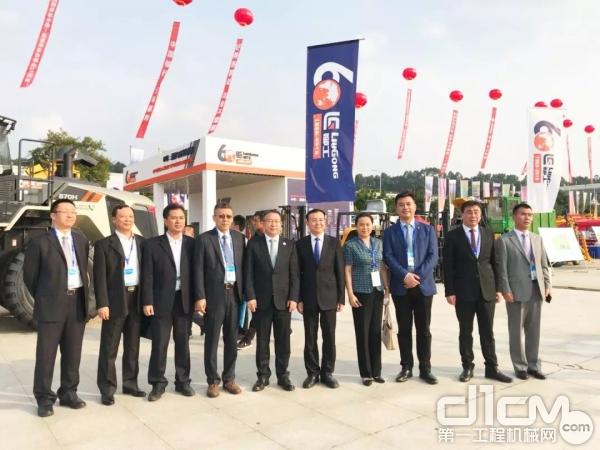 中国工程承包商代表团在柳工展位参观合影