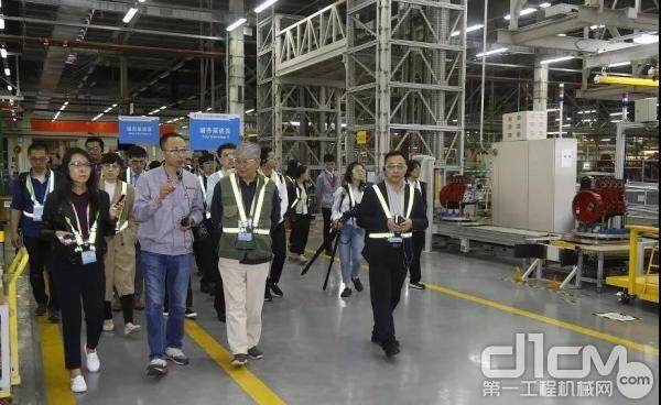 记者团还参观了福田欧辉客车总装车间、福田康明斯ISF(轻型）发动机生产线