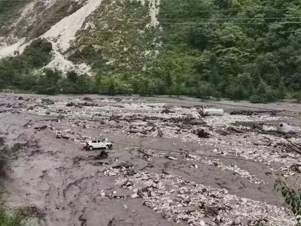 一辆吉普车陷在泥石流中，四周是大量的泥水