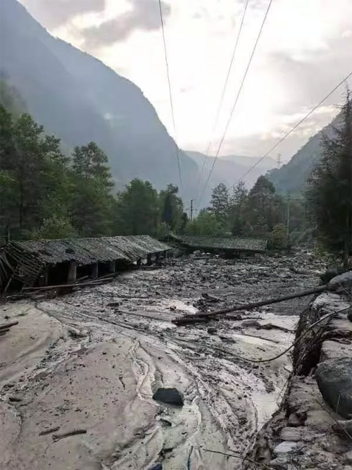 在下山的路上用手机拍摄下的乡村被损毁场景，泥石流已经完全淹没了房屋