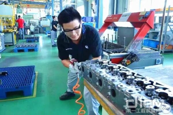 认真工作的康明斯员工