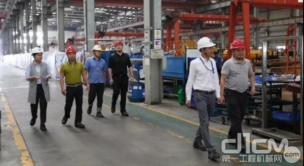 李宏宝秘书长一行到安徽柳工起重机制造工厂参观