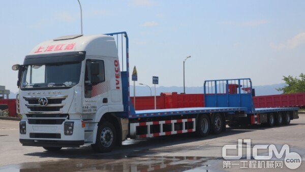 红岩中置轴平板车