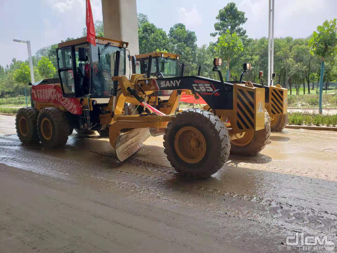 两台三一平地机同时清理道路