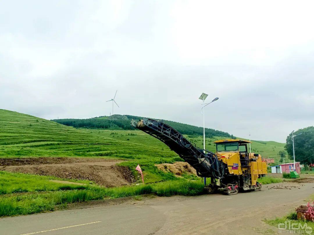 草原天路走一遭享受徐工铣刨机的铣心呵护