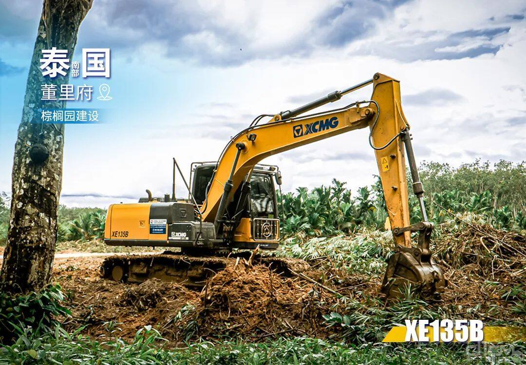 徐工xe135b挖掘机在董里府施工白浪逐沙滩,椰林缀斜阳,位于泰国南部的