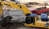 小松PC450LC挖掘机和Man卡车配合作业