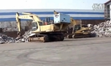 小松PC450同卡特320C挖掘机 在废铁回收场工作