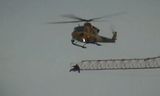 直升飞机援救被困塔吊工人 惊险一幕