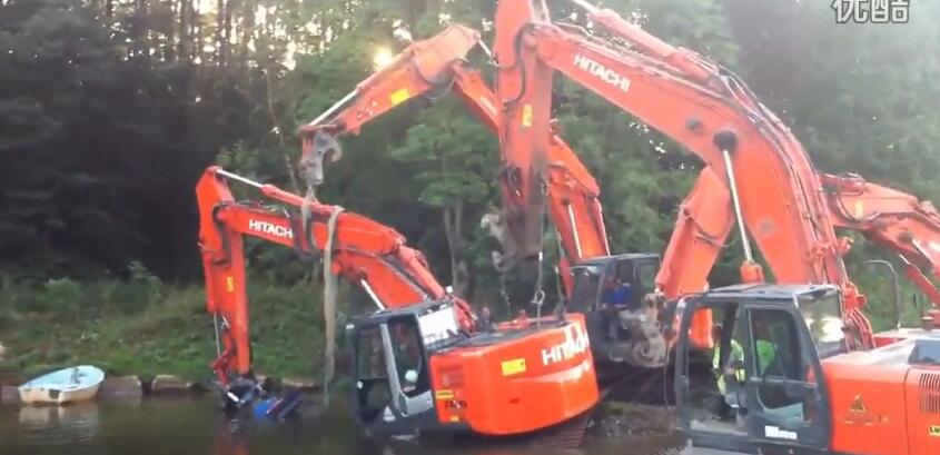 数台日立挖掘机在水中参与救援