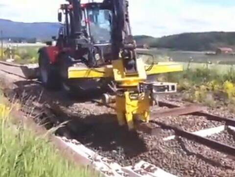 专门更换铁路枕木的挖掘机 真灵巧