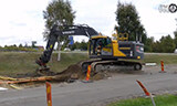 沃尔沃EC300EL 挖掘机在路边工作