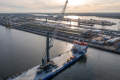 利勃海尔旗舰型移动式码头高架吊LHM 800正式交付