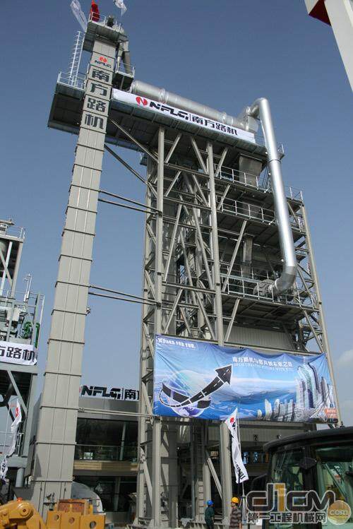 南方路机高端设备亮相baunma china2010