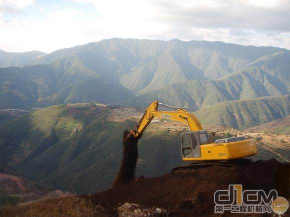 徐工挖掘机排除地质灾害隐患 鏖战巫山之巅