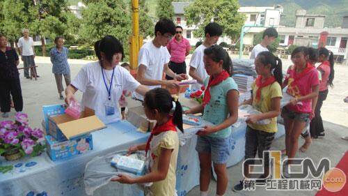 中联重科给小学生们赠送书包、文具、练习本